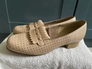 K by Clarks Shoes Oatmeal Size 7 Comfy Leather - Picture 1 of 8