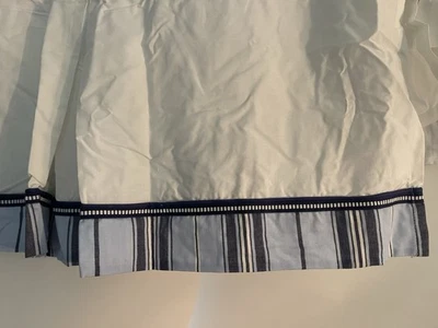 Falda de cama de bebé Pottery Barn niños azul a rayas bordada cuna Foto 1 de 4