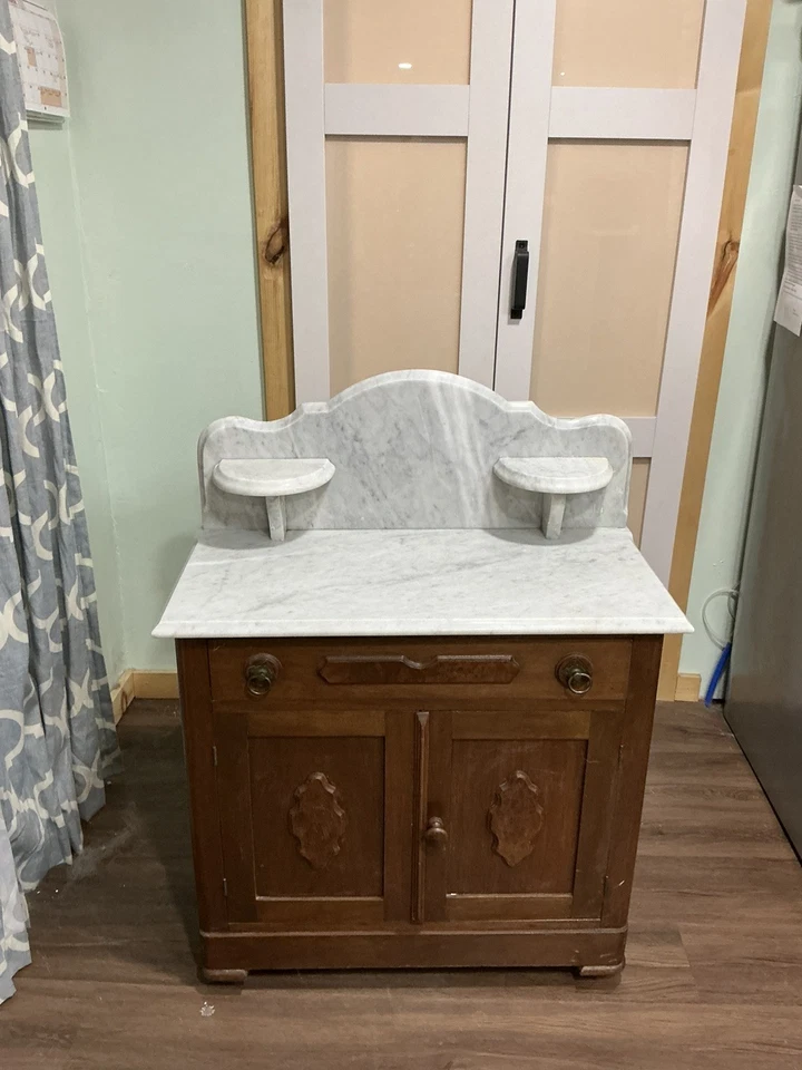 Antiguo soporte de lavado o tocador de nogal tallado con tapa de mármol + respaldo, cajón, gabinete Foto 1 de 4