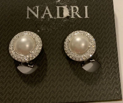 Pendientes Nadri tono dorado pavé imitación perlas clip $55 artículo M Foto 1 de 4