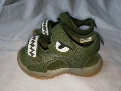 BOYS GIRLS CARTERS VERDE MONSTRO DINOSSAURO ILUMINAR BIQUEIRA ABERTA SANDÁLIAS SAPATO 6 - Imagem 1 de 4