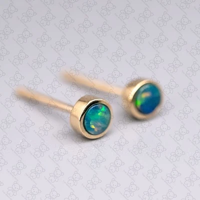 Pequeños aretes minimalistas redondos australianos de ópalo doblete de oro amarillo de 14 k Foto 1 de 4