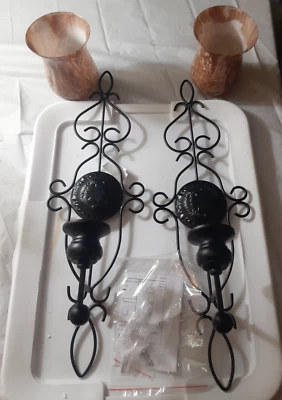 Par de apliques de pared de metal con desplazamiento negro con vidrio ámbar huracanes 24" de alto Foto 1 de 4