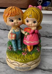 Vintage 8" niedliche Keramik musikalisch rotierend bunt kleiner Junge & Mädchen - Bild 1 von 9
