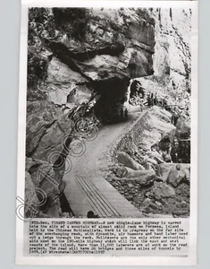 CHINESISCHE Arbeiter bauen & Bulldoze AUTOBAHN in den Bergen FORMOSA 1957 Pressefoto - Bild 1 von 2