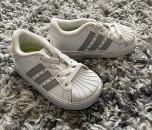 ADIDAS Toddler Boys Sneakers Size 5K Classic White w/ Grey Stripes Neo Label EUC - Picture 1 of 7