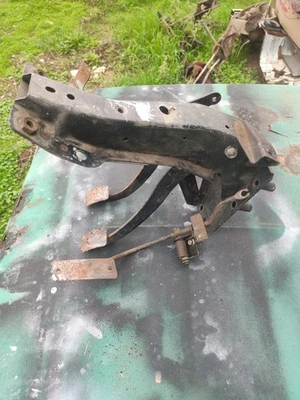 Caja de pedales bugeye mazda 323 glc fa4 Foto 1 de 3