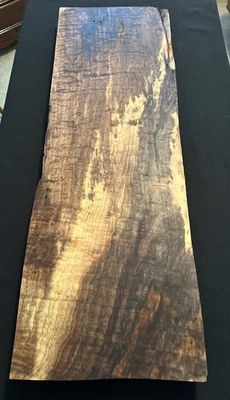 "Nogal Claro rizado, borde vivo, 36"" de largo, 11 3/4"" de ancho, 2 1/16"" de grosor, seco" Foto 1 de 4