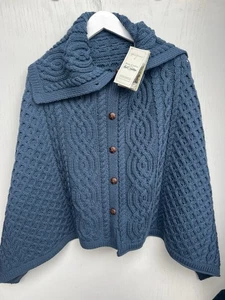 Aran Crafts Damen Woll Poncho Zopfmuster Pullover Knopf Gr. S/M Neu mit Etikett - Bild 1 von 7