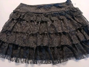 Minifalda Ambiance Apparel con volantes de encaje carbón talla M - Imagen 1 de 4