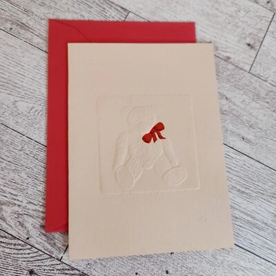Tarjeta de nota en blanco de oso de peluche en relieve hecha en EE. UU. cualquier ocasión sobre rojo Foto 1 de 4