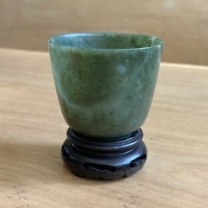 "Antigua taza de jade verde oscuro de la dinastía Qing del siglo XIX con soporte 139 g 2,5""" - Imagen 1 de 7