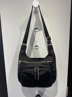 NUEVO Bolso Bandolera Tumi Voyageur SUTTON 12.75” Nylon - NEGRO con DORADO Foto 1 de 4