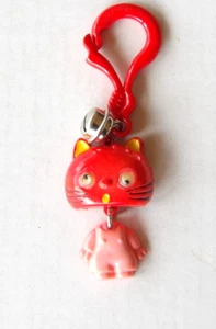 VINTAGE KITTY CAT w BELL SOUVENIR PLASTIC KEY CHAIN KEYRING CHARM - Picture 1 of 3