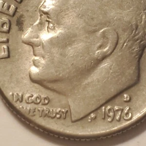 1976-D Roosevelt Dime! ERROR! W is struck half off. Coin Collectors  - Picture 1 of 6