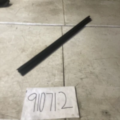 2004 -2009 Cadillac SRX Left FRONT DOOR INSIDE BELT MOLDING - Imagem 1 de 4