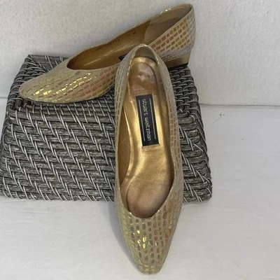 Zapato para mujer Stuart Weitzman metálico de tacón bajo dorado iridiscente talla 7,5” Foto 1 de 4
