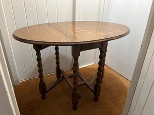 Oak drop leaf dining table and chairs used - Picture 1 of 6