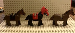 Lego Minifiguren Vintage Pferde 3 mit 2 Sätteln & 1 Helm  - Bild 1 von 12