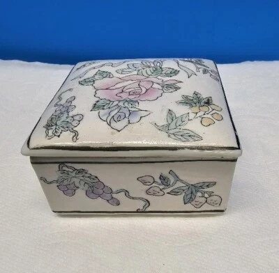 Joyero de baratija vintage de frutas y foralos en relieve con tapa de cerámica ~ WBI China Foto 1 de 4