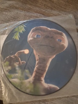 1982 “E.T. THE EXTRA TERRESTRIAL” COLLECTORS EDITION ORIGINAL MOTION PICTURE LP - Image 1 of 4