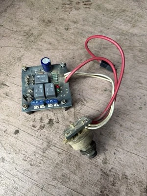 Módulo interruptor de encendido John Deere 425 445 455 AM136681 Foto 1 de 4