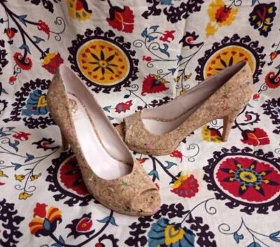 Bombas peep toe Vince Camuto Ashlyn coloridas de cortiça confete, 8 1/2 médias  - Imagem 1 de 4