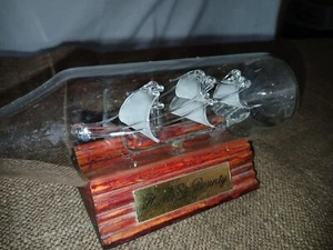 Buddelschiff aus Glas Flaschenschiff HMS Bounty 17,5 cm auf Holzsockel - Picture 1 of 3