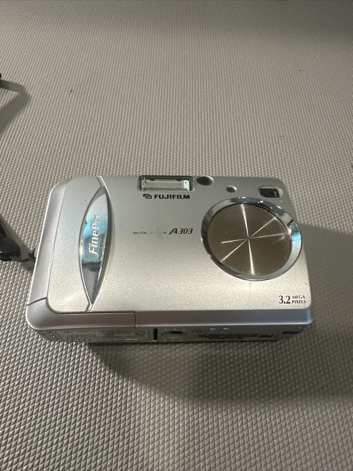FUJIFILM DIGITAL CAMERA FINEPIX SERIES A303 3.2MP - Image 1 of 4