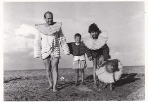 Schwimmfähige Familie -- Postkarte - Bild 1 von 2