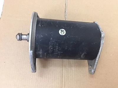 Genuine Lucas Dynamo 12v GEU101 - Image 1 of 4