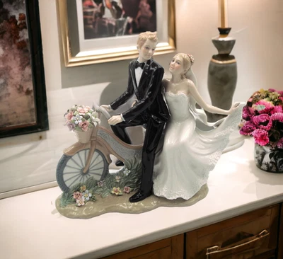 Estatueta de cerâmica recém-casada casal em bicicleta, decoração de casamento, presente de casamento, casamento F - Imagem 1 de 4