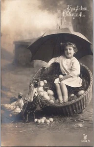 Feliz niña de Pascua con huevos de Pascua de colección RPPC 09,56 - Imagen 1 de 2