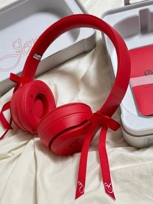 Beats Solo 4 Cuffie On-Ear Wireless Jennie Special Edition Rosso Rubino - Immagine 1 di 3