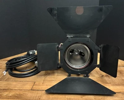 Mole-Richardson 4081 Molequartz Mickey-Mole light with barn doors (10011) - Image 1 of 4