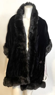 Chal envolvente grande de terciopelo negro Halston de piel sintética OS noche Foto 1 de 4