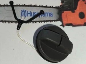 Husqvarna Motorsäge Tankdeckel 61 66 266 268 272. Artikel: 501 43 14-02 / 501431402 - Bild 1 von 5