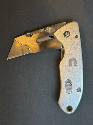 Cuchillo cortador de caja Cummins con lengüeta de bloqueo - NUEVO Foto 1 de 4