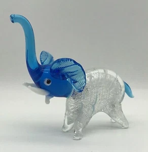 Estatuilla miniatura pequeña de vidrio elefante azul y transparente soplada a mano - Imagen 1 de 5
