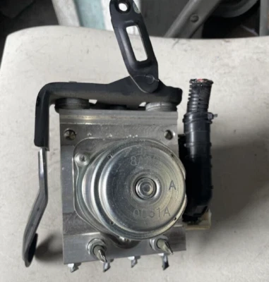 2016-2018 Honda HR-V ABS Anti Lock Brake Pump Control Module AWD CVT AT Assembly - Image 1 of 4