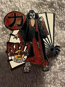 HARD ROCK CAFE FUKUOKA KISS PIN - Bild 1 von 1