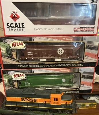 HO Scale Lot (4) BNSF Locomotive + Rolling Stock  - Image 1 of 4