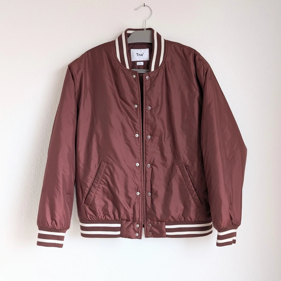 TNA Aritzia 红色体育场轰炸机宽松版型缎面夹克,尺寸 M — 第 1/4 张图片