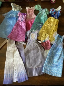 Lote de ropa de princesa Barbie/Disney - Imagen 1 de 12