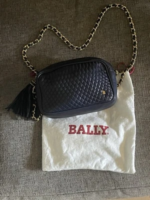 Estuche acolchado para cámara de hombro BALLY azul marino con borla y cadena tejida chapada en oro Foto 1 de 4
