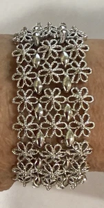 Brazalete De Colección Pegaso CORO Pequeña Bola y Flor 3 Filas Tono Plata Raro - Imagen 1 de 6