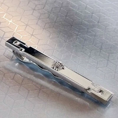 Clip de barra de corbata enchapado en rodio GIANNI Versace con logotipo para joyería de hombre Foto 1 de 4