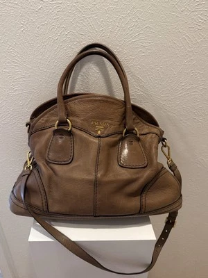 Bolso de mano de cuero Prada con asa superior y correa bandolera Foto 1 de 4