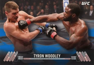 TOPPS 2017 UFC KNOCKOUT TYRON WOODLEY #29 28/99 BLAUE PARALLELE KARTE - Bild 1 von 2