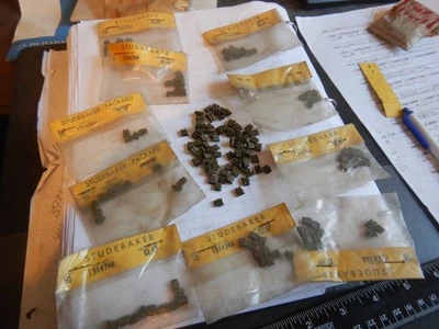 (125) NOS 56-61 STUDEBAKER Pin Rectangular Empujar Emblema Barril Clips LETRA  Foto 1 de 4